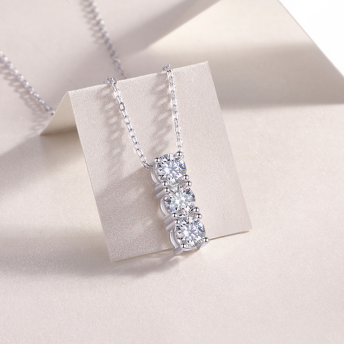The One-Character Circle Pendant – Trendy 0.5-Carat Moissanite Necklace in Platinum-Plated S925 Silver